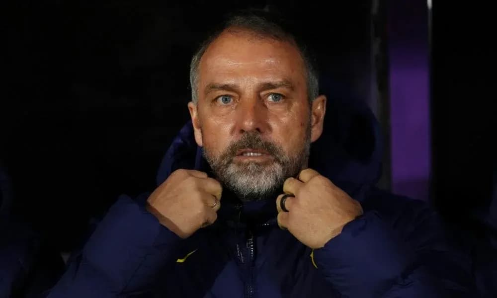 Entrenador ajustando su abrigo en el banquillo