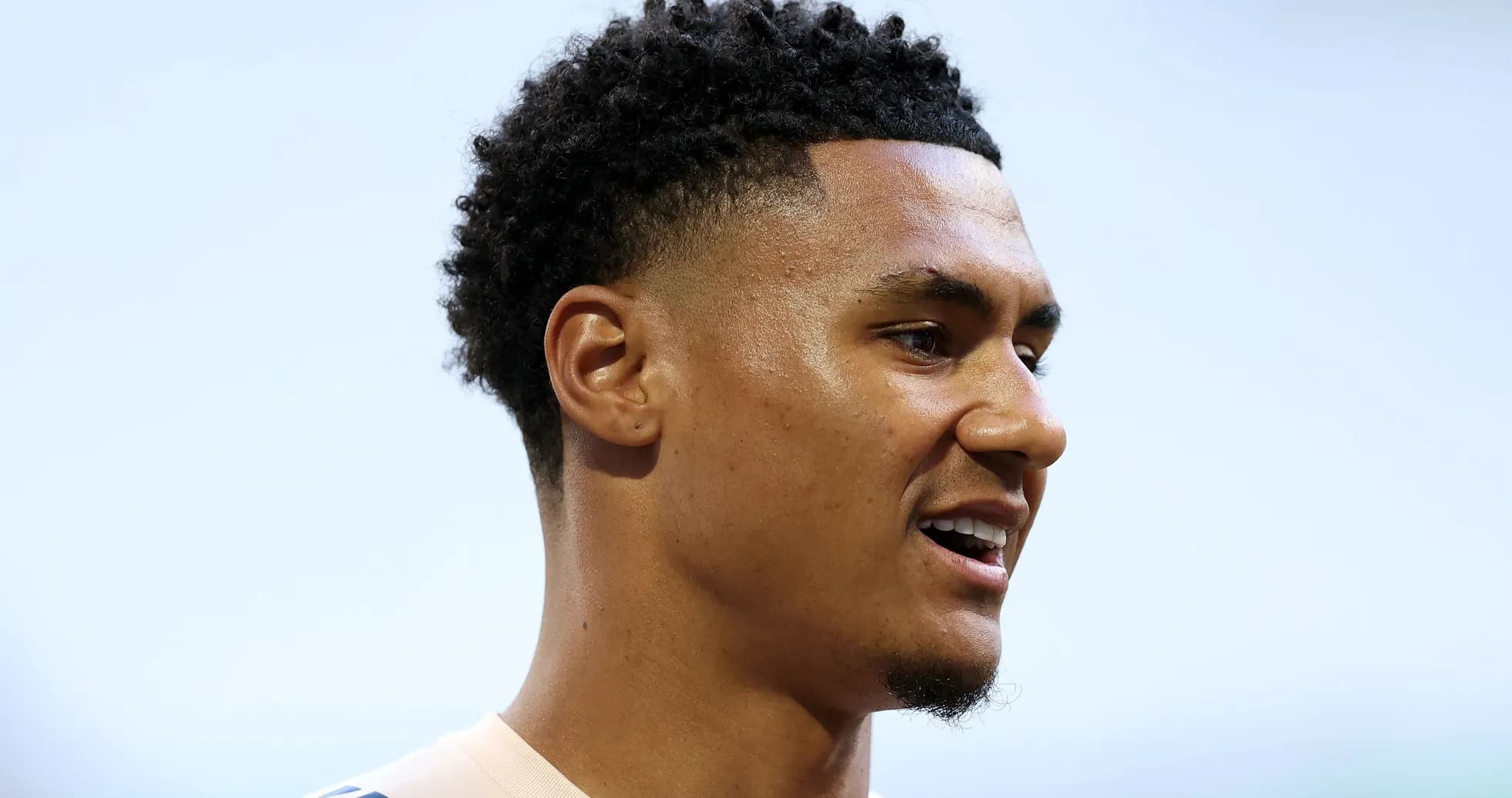 Jugador sonriendo durante una entrevista en campo