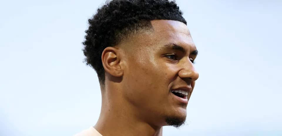 Jugador sonriendo durante una entrevista en campo