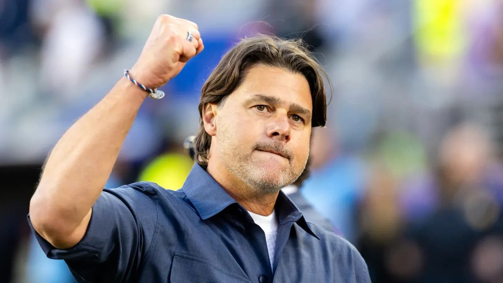 Entrenador levantando el puño en señal de victoria