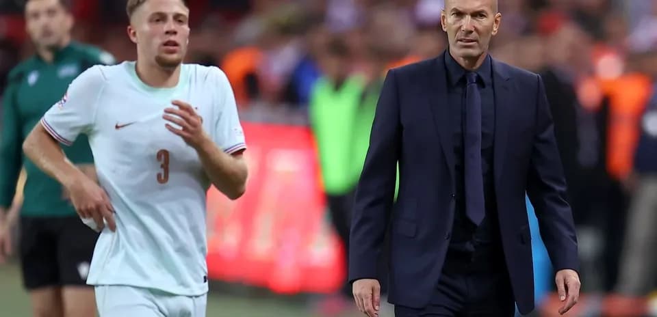 Jugador corriendo mientras el entrenador observa