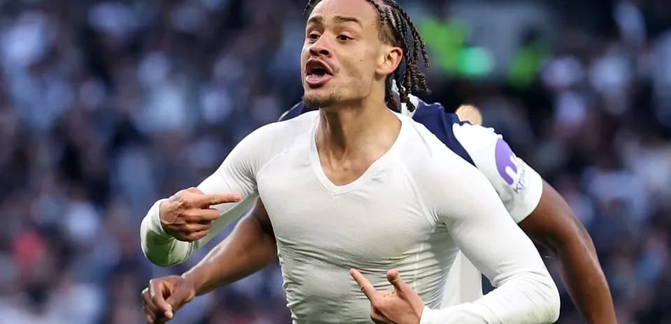 Jugador celebrando un gol en el estadio