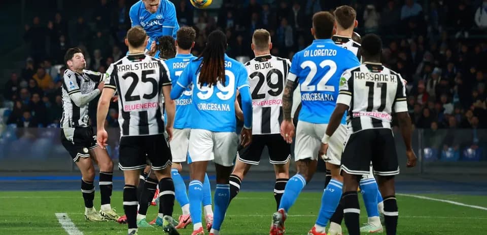 Jugador de Napoli cabeceando en el partido