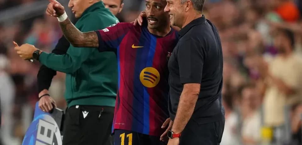Jugador conversando con el entrenador en la banda