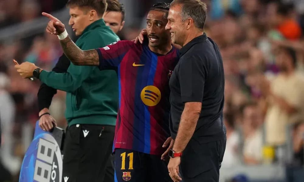 Jugador conversando con el entrenador en la banda