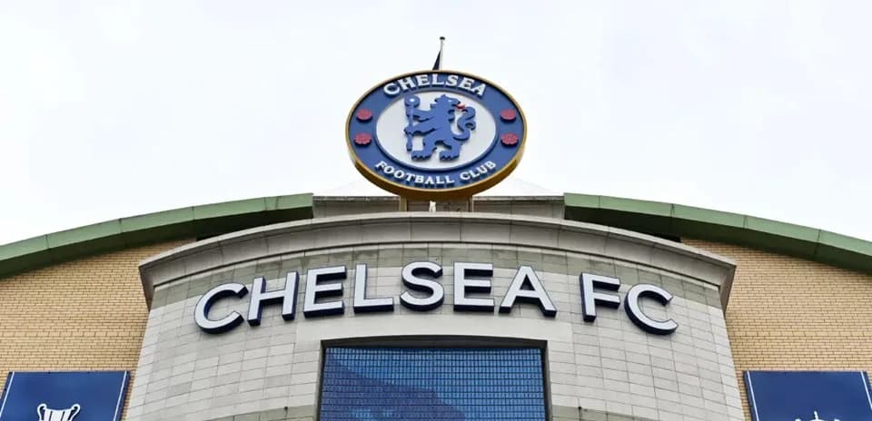 Fachada del estadio de Chelsea FC con su emblema