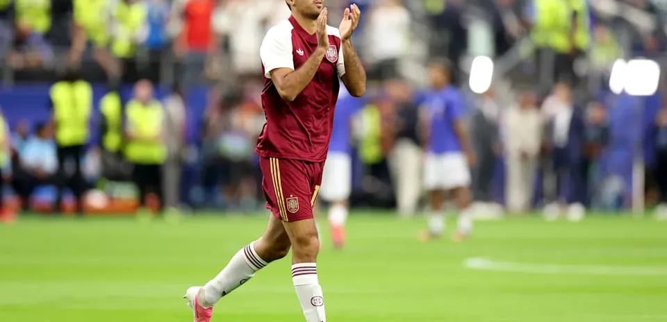 Jugador de España aplaudiendo tras el partido