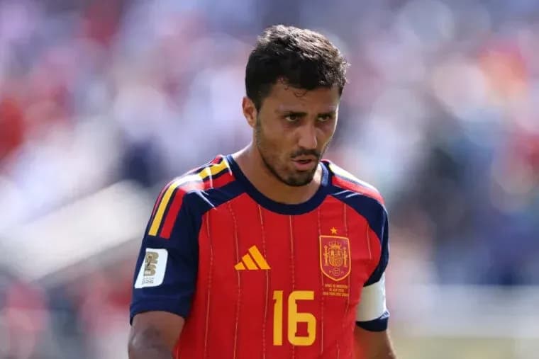 Jugador de España con camiseta roja durante partido