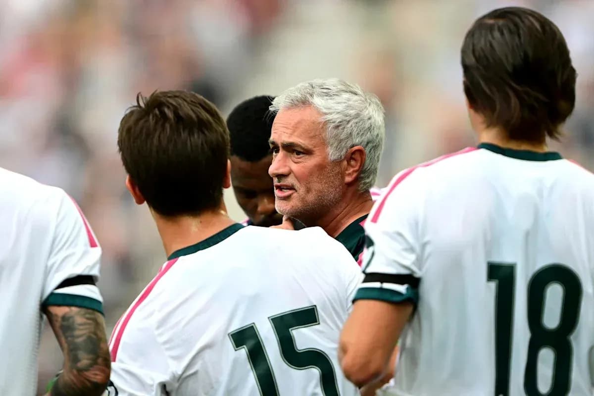 Entrenador hablando con jugadores durante el partido