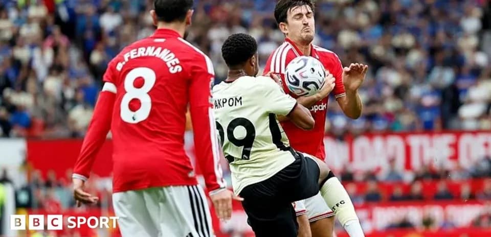 Jugador de equipo negro controla el balón en partido