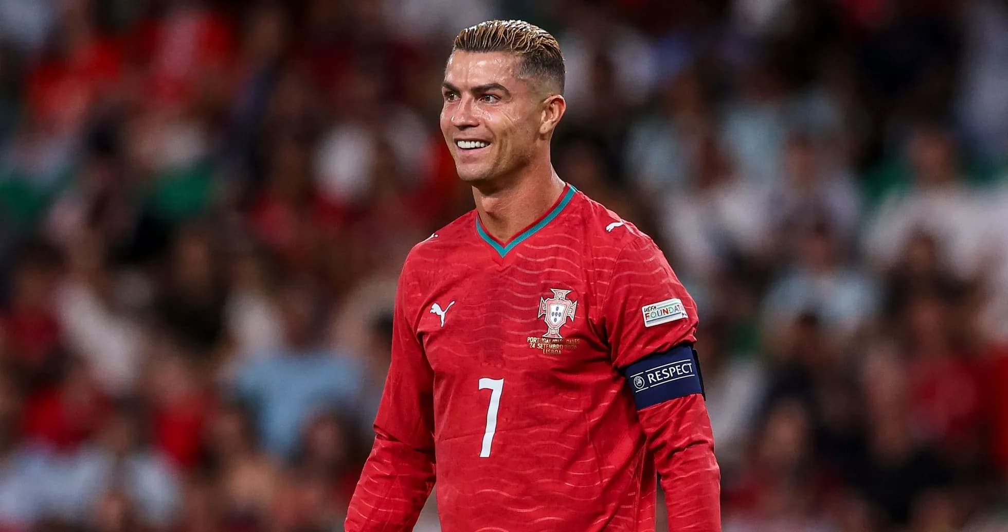 Cristiano Ronaldo en partido con Portugal sonriendo