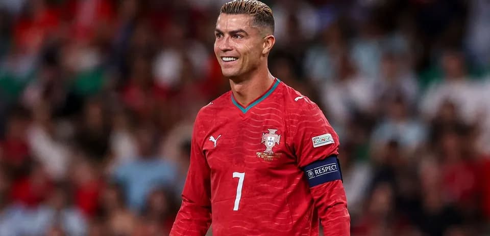 Cristiano Ronaldo en partido con Portugal sonriendo