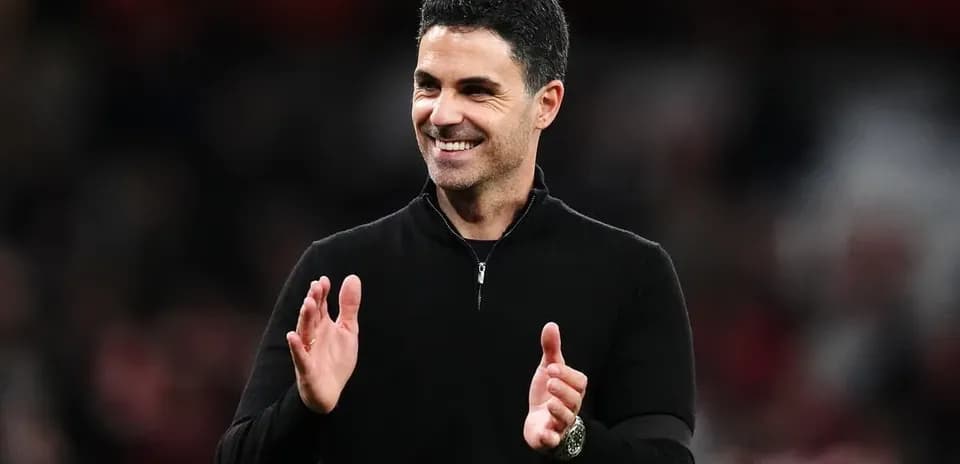 Entrenador aplaudiendo en el banquillo