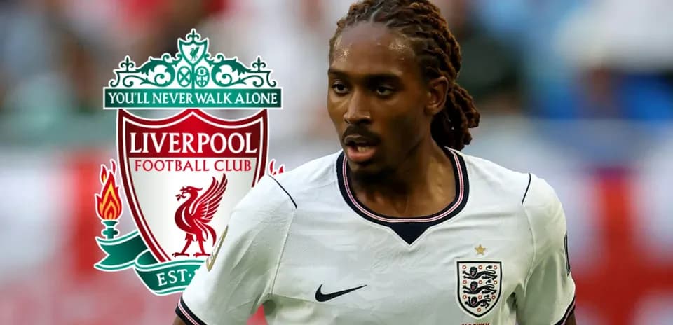Jugador corriendo con camiseta de Inglaterra y logo de Liverpool