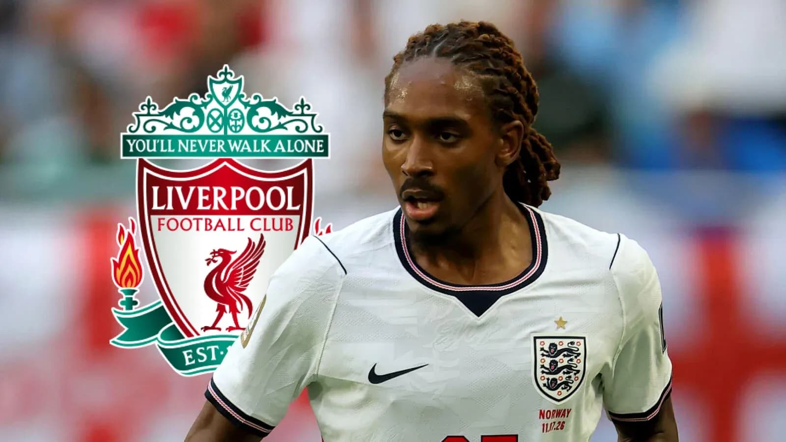 Jugador corriendo con camiseta de Inglaterra y logo de Liverpool