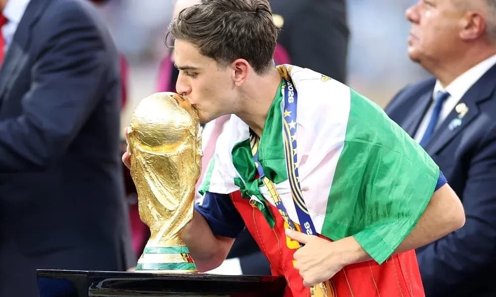 Jugador besando la Copa del Mundo con bandera