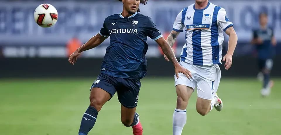 Jugador corriendo con el balón durante el partido