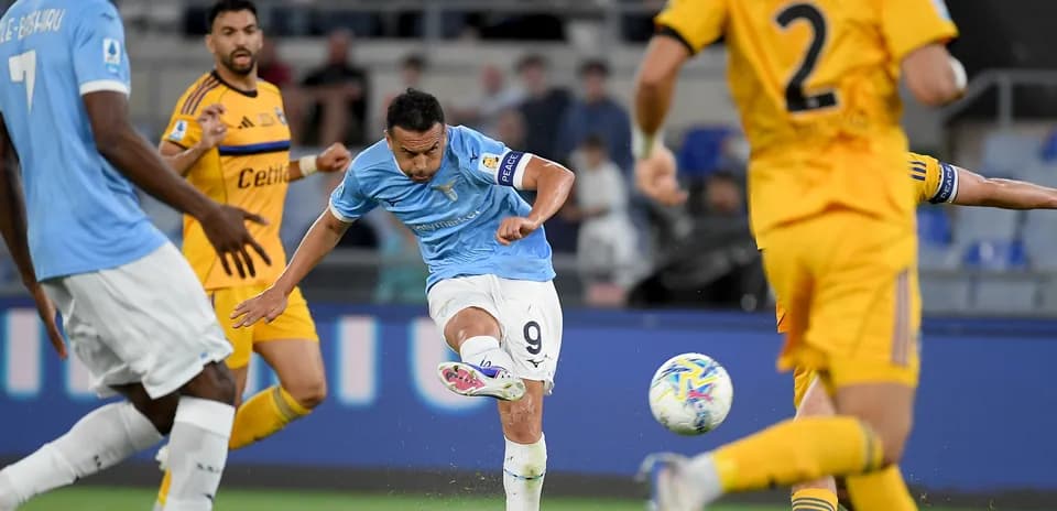 Jugador de Lazio pateando el balón en el partido