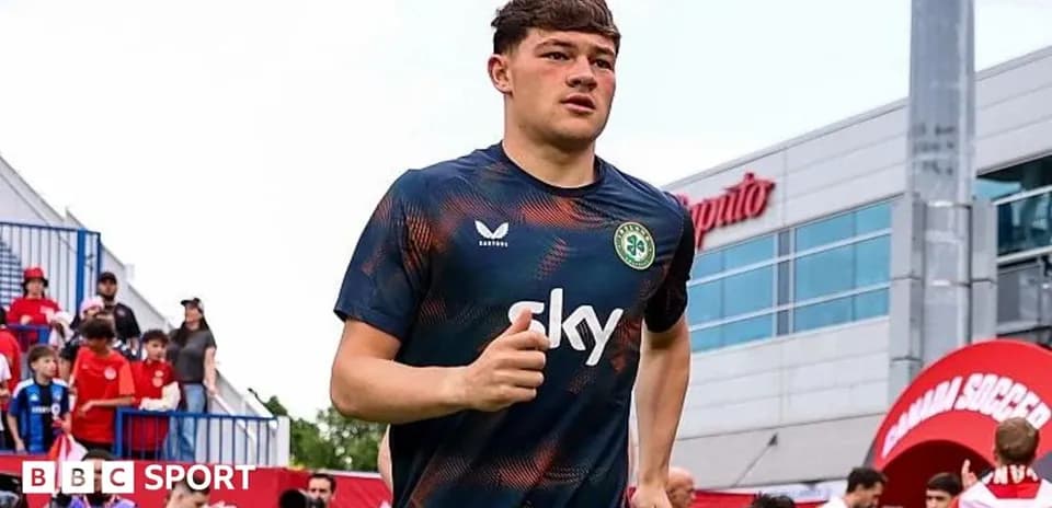 Jugador corriendo hacia el campo de fútbol