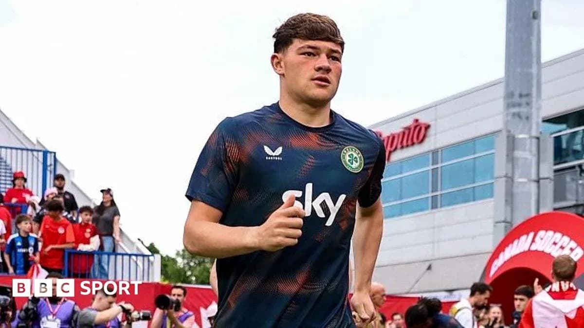 Jugador corriendo hacia el campo de fútbol