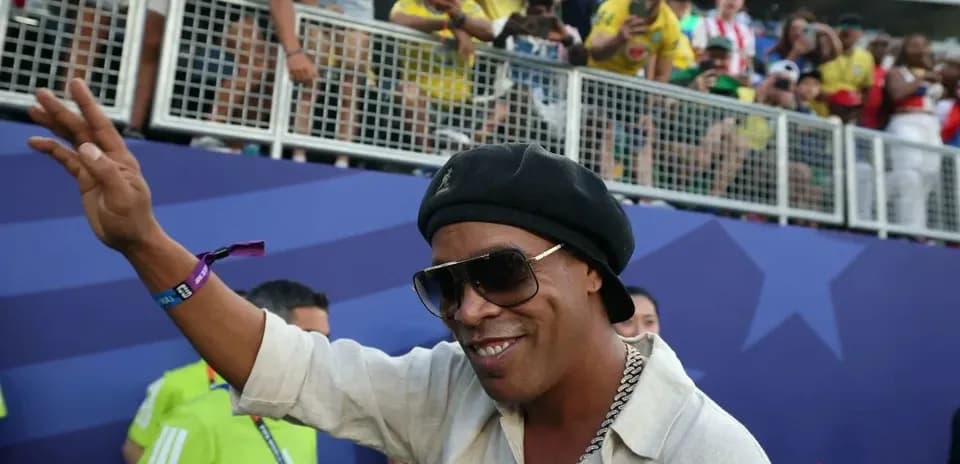 Hombre saludando en un evento deportivo