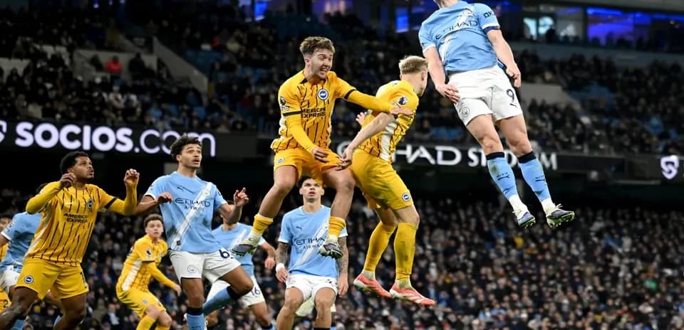Jugador de Manchester City saltando para cabecear