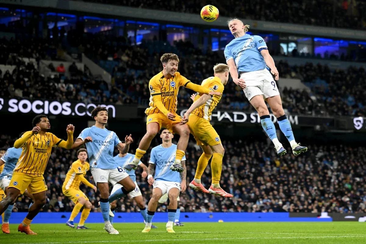 Jugador de Manchester City saltando para cabecear