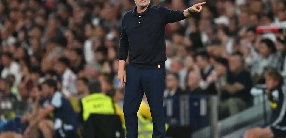 Entrenador dirigiendo instrucciones en el partido