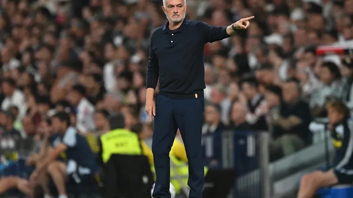 Entrenador dirigiendo instrucciones en el partido