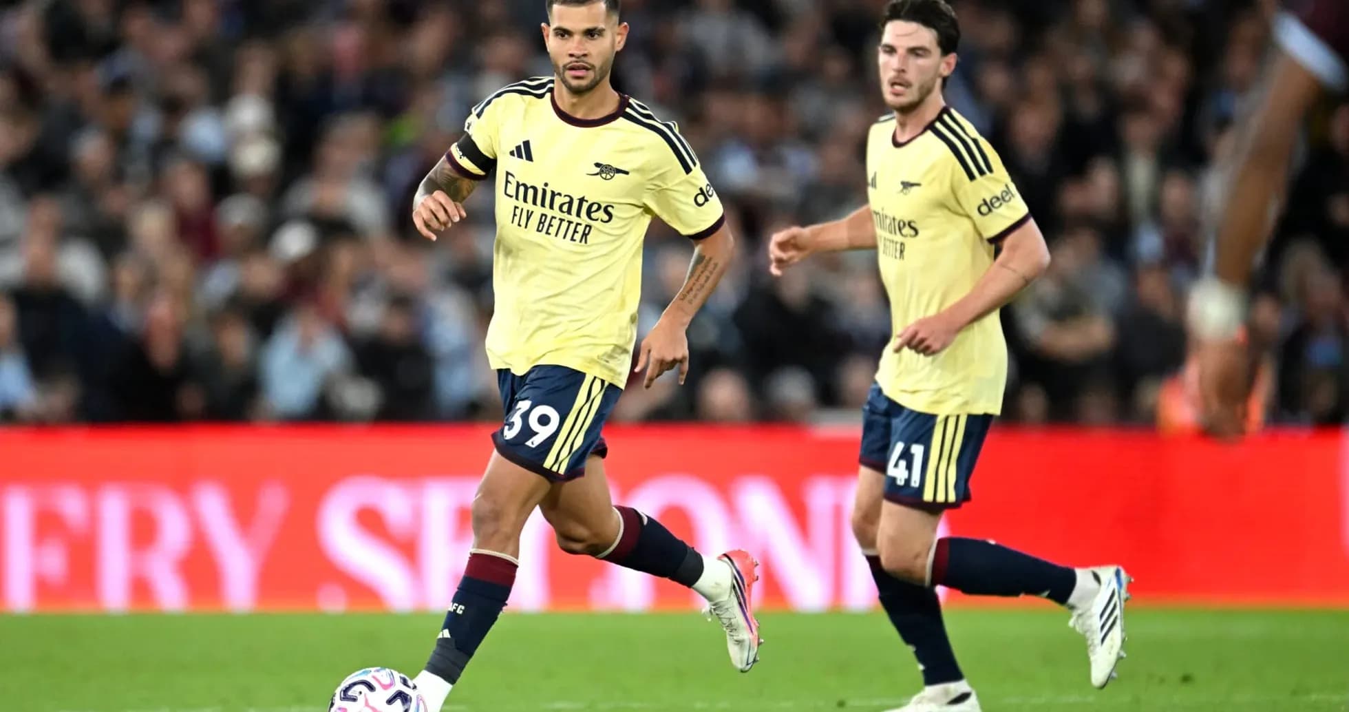 Jugadores de Arsenal corriendo durante el partido