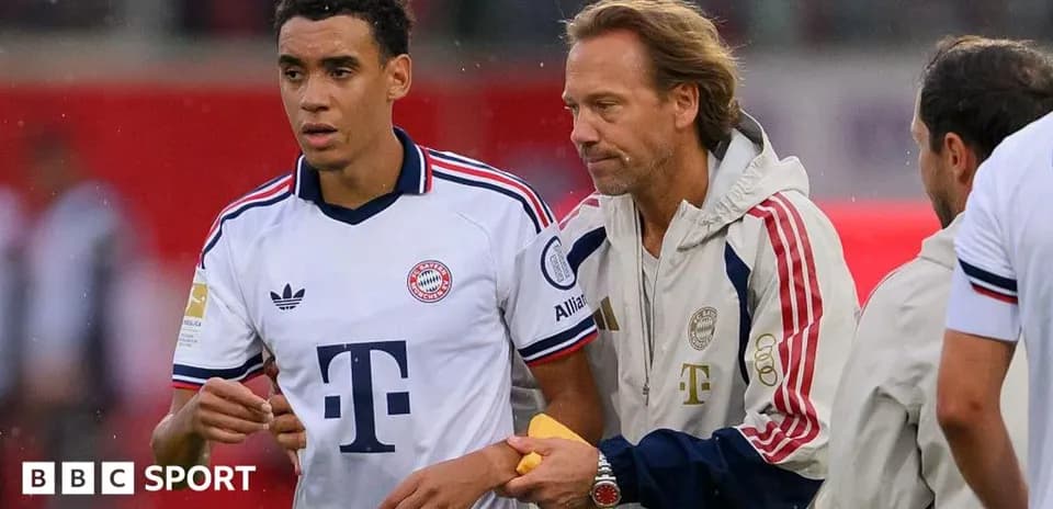 Jugador de Bayern Munich siendo atendido por el personal