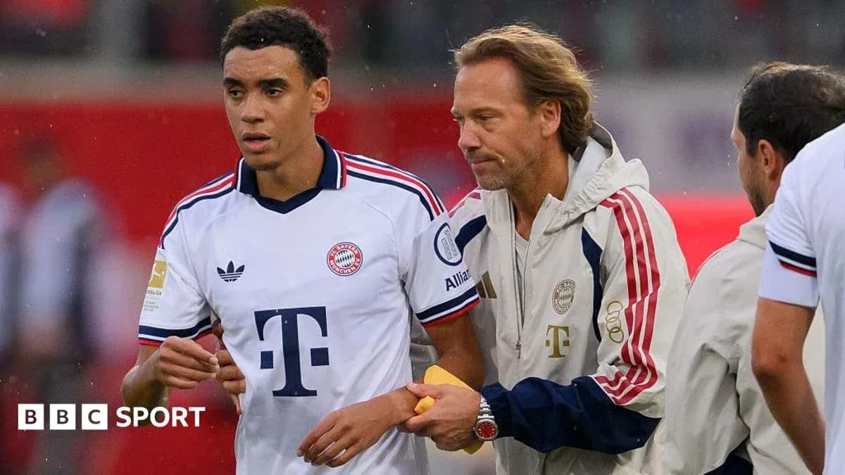 Jugador de Bayern Munich siendo atendido por el personal