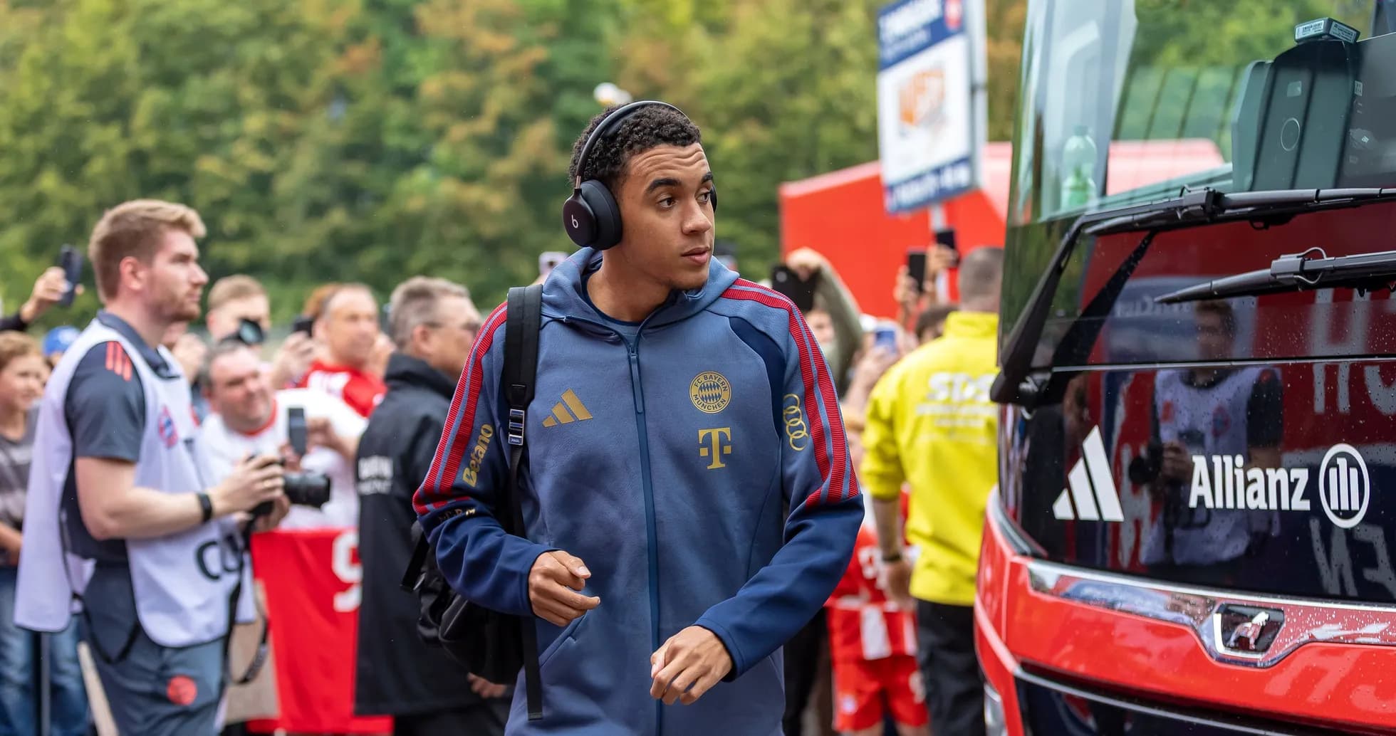 Jugador de Bayern Múnich llegando al autobús del equipo
