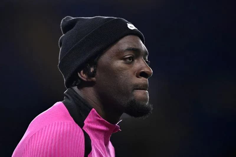 Jugador con gorro negro y camiseta rosa en perfil