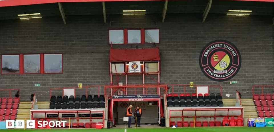 Tribuna de Ebbsfleet United con personal en el campo