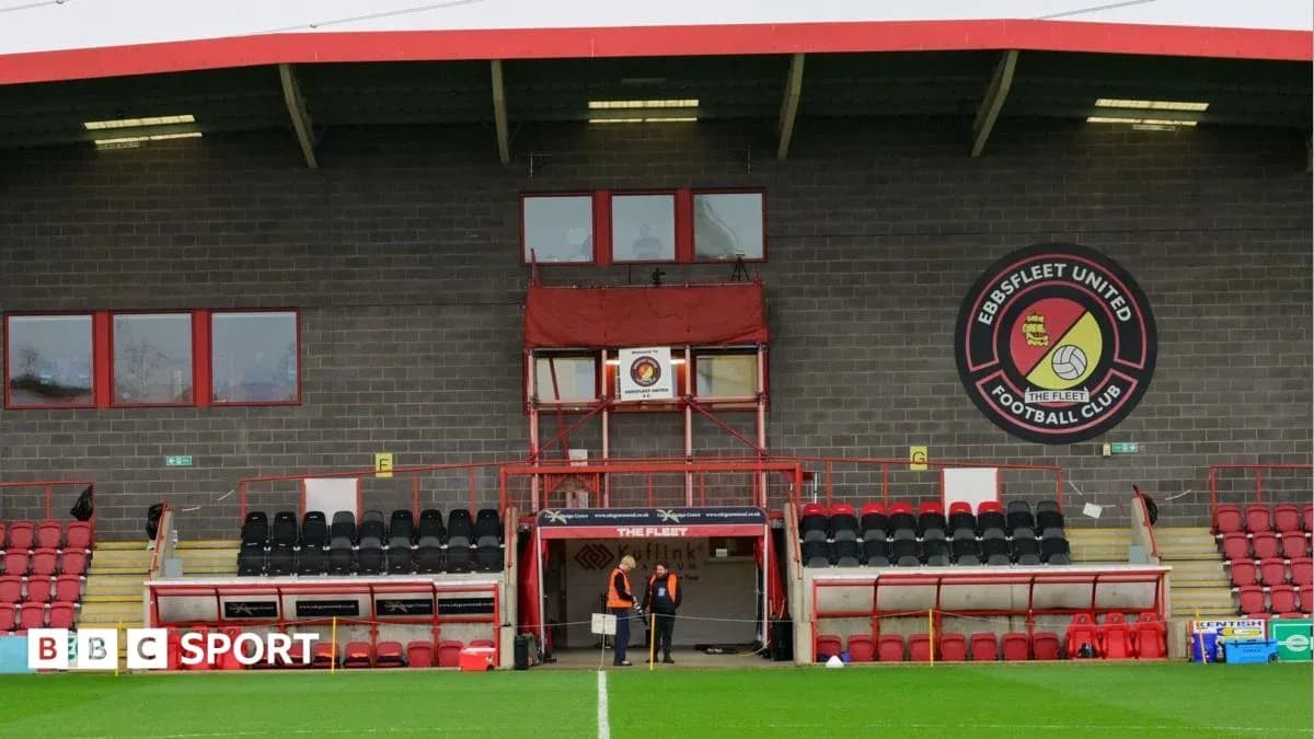 Tribuna de Ebbsfleet United con personal en el campo