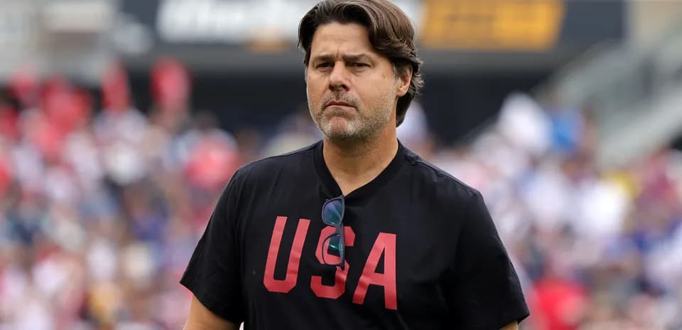 Entrenador en el campo con camiseta de USA