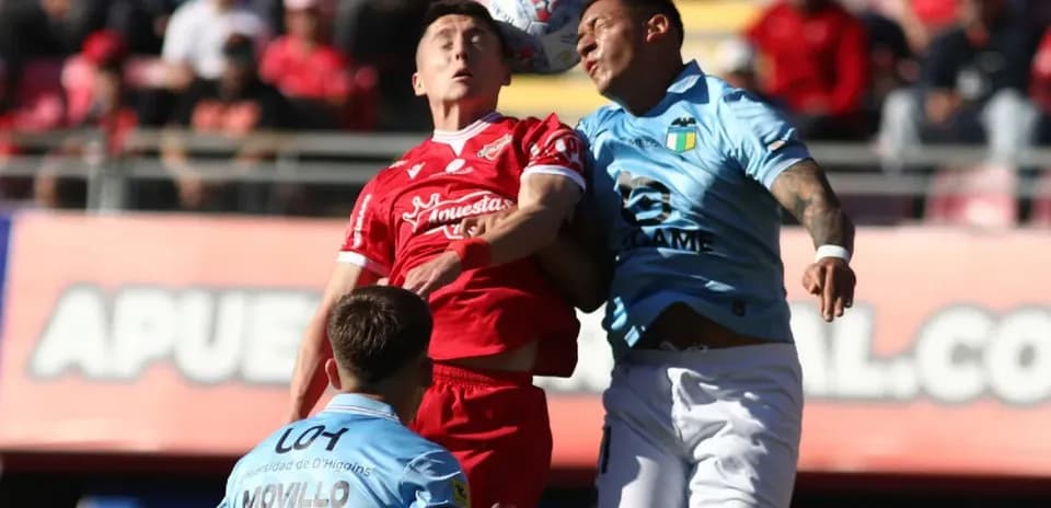 Jugadores de O'Higgins y Universidad de Concepción en acción