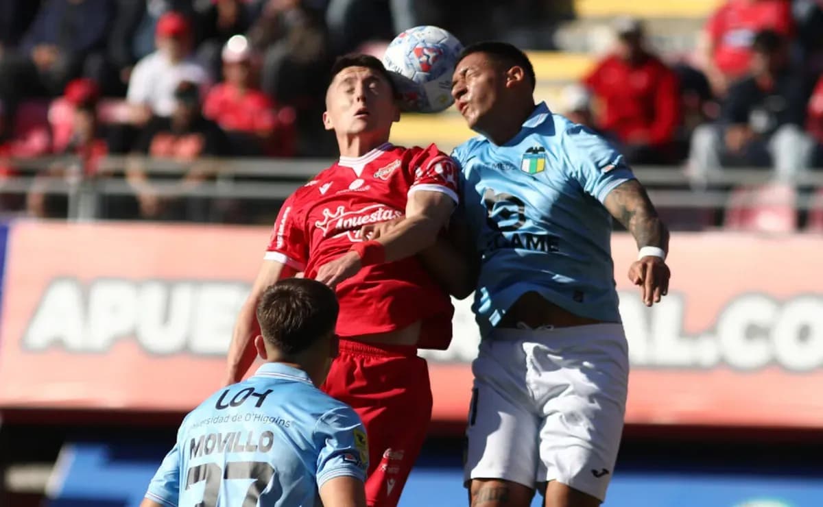 Jugadores de O'Higgins y Universidad de Concepción en acción
