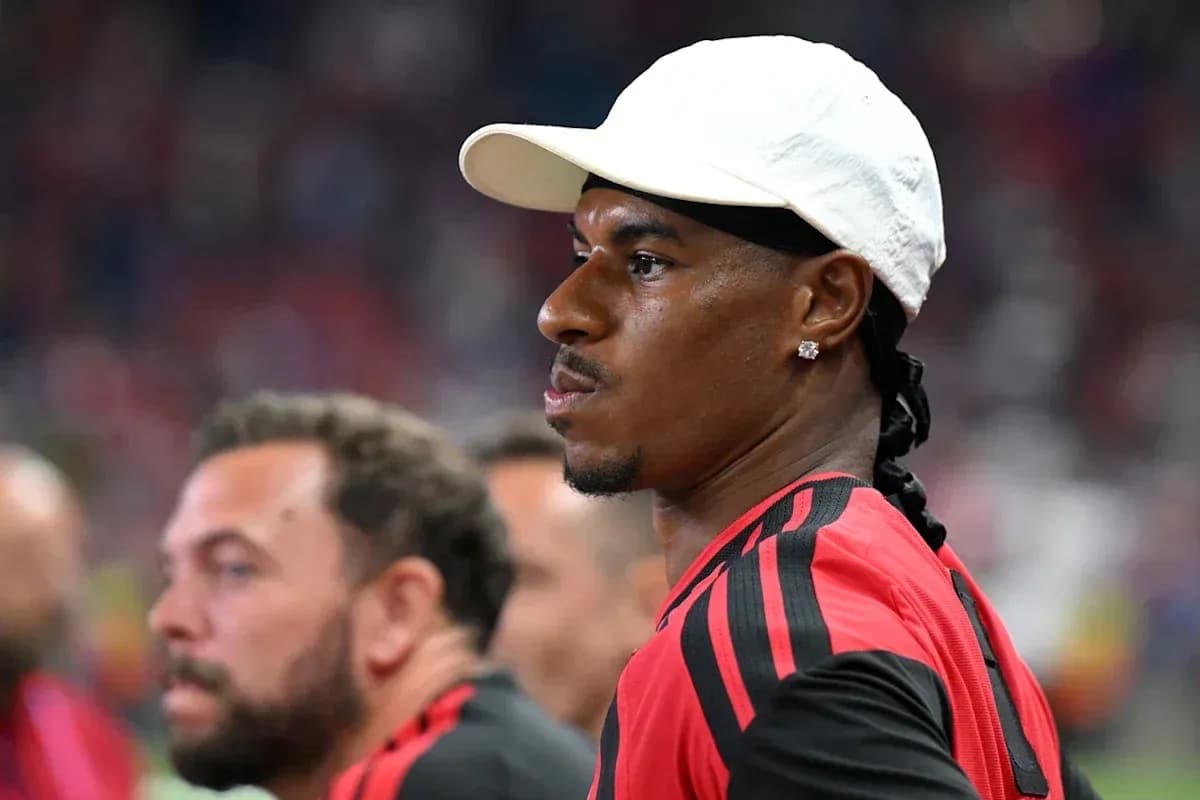 Jugador observando el partido desde la banca