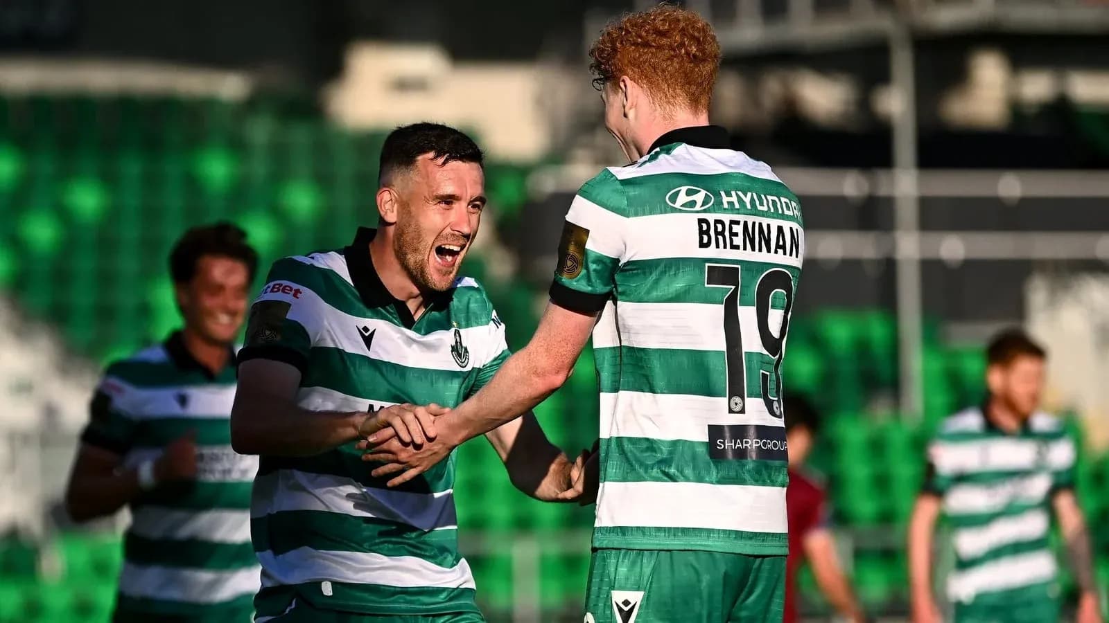 Jugadores de Sporting celebrando un gol en el partido
