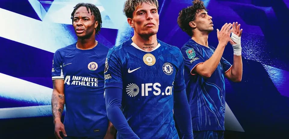 Tres jugadores de Chelsea en uniforme azul posando