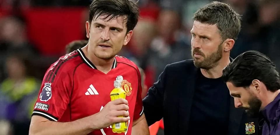 Jugador de Manchester United siendo atendido por el cuerpo técnico