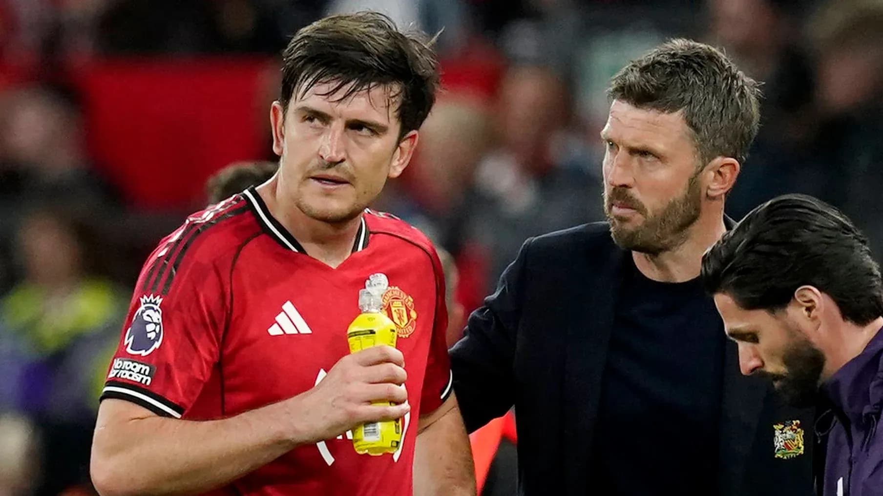 Jugador de Manchester United siendo atendido por el cuerpo técnico
