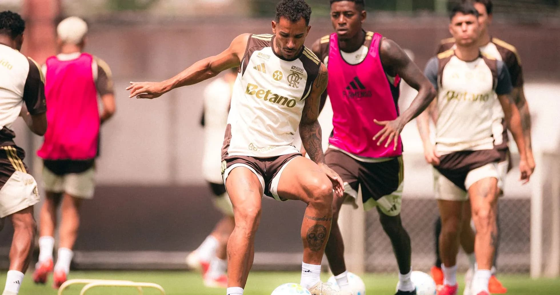 Jugadores de Flamengo entrenando en el campo