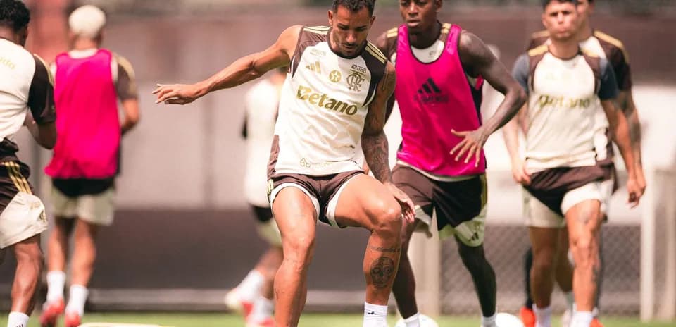 Jugadores de Flamengo entrenando en el campo