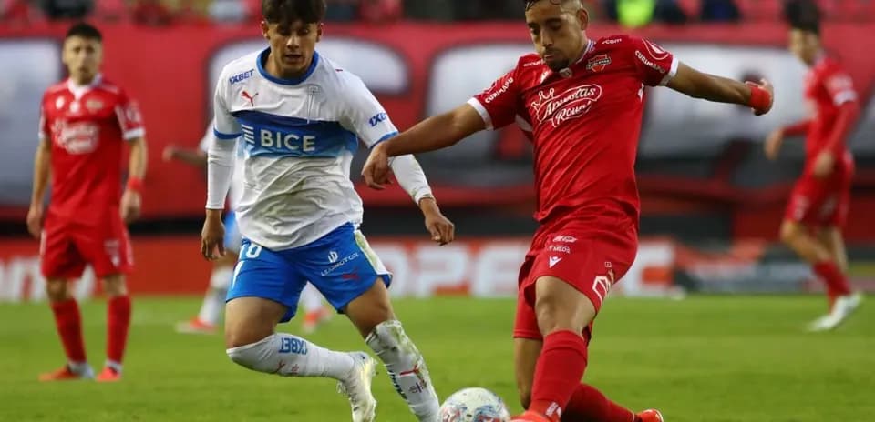 Jugadores compitiendo en U. Católica vs Nublense