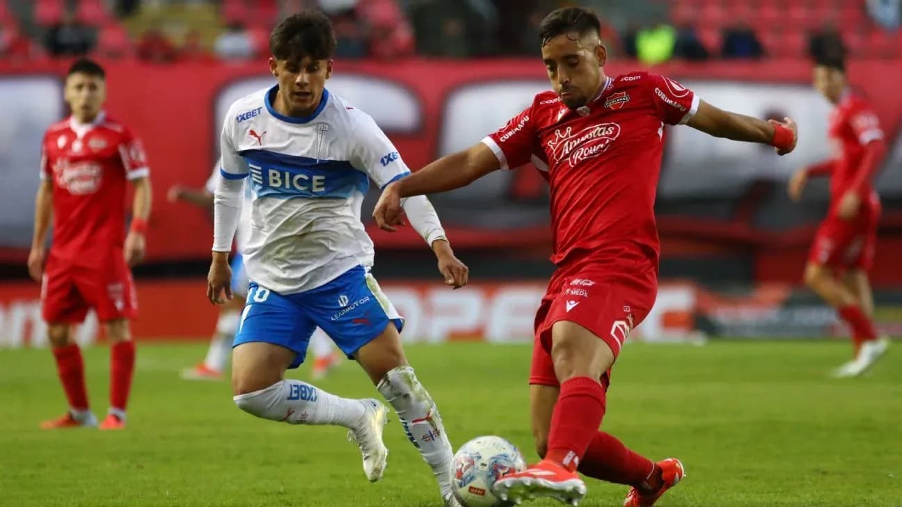 Jugadores compitiendo en U. Católica vs Nublense