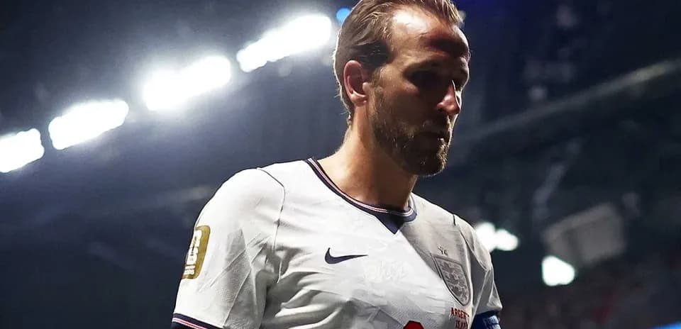 Jugador de Inglaterra caminando por el estadio