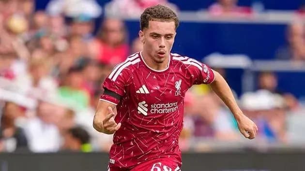Jugador de Liverpool corriendo durante un partido